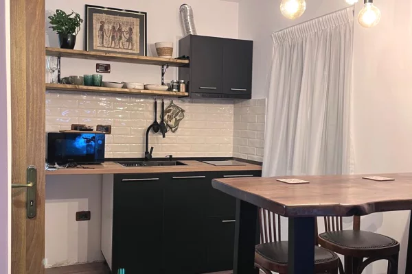 Shtepi me qera Apartament ne Tirane, Garsoniere, Mobilimi E mobiluar, Pagesa 420  Euro.