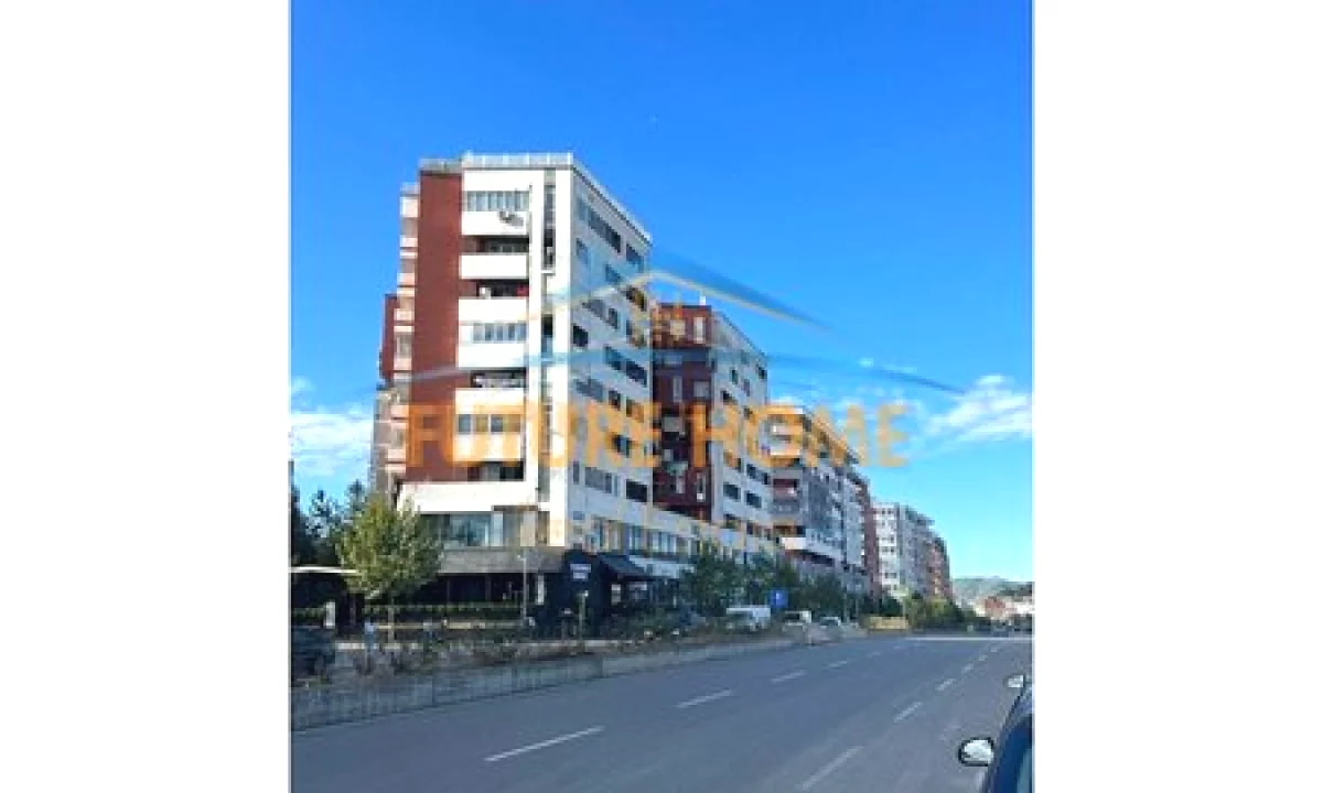 Ambient per qira tek Bulevardi Ri, Astir