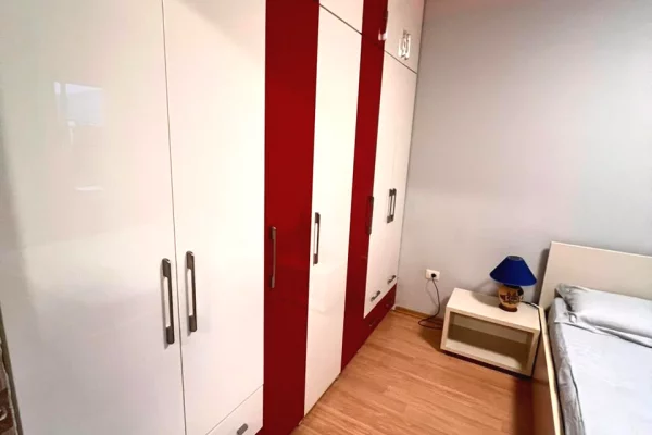 Shtepi me qera Apartament ne Tirane, 1+1, Mobilimi E mobiluar, Pagesa 770  Euro.
