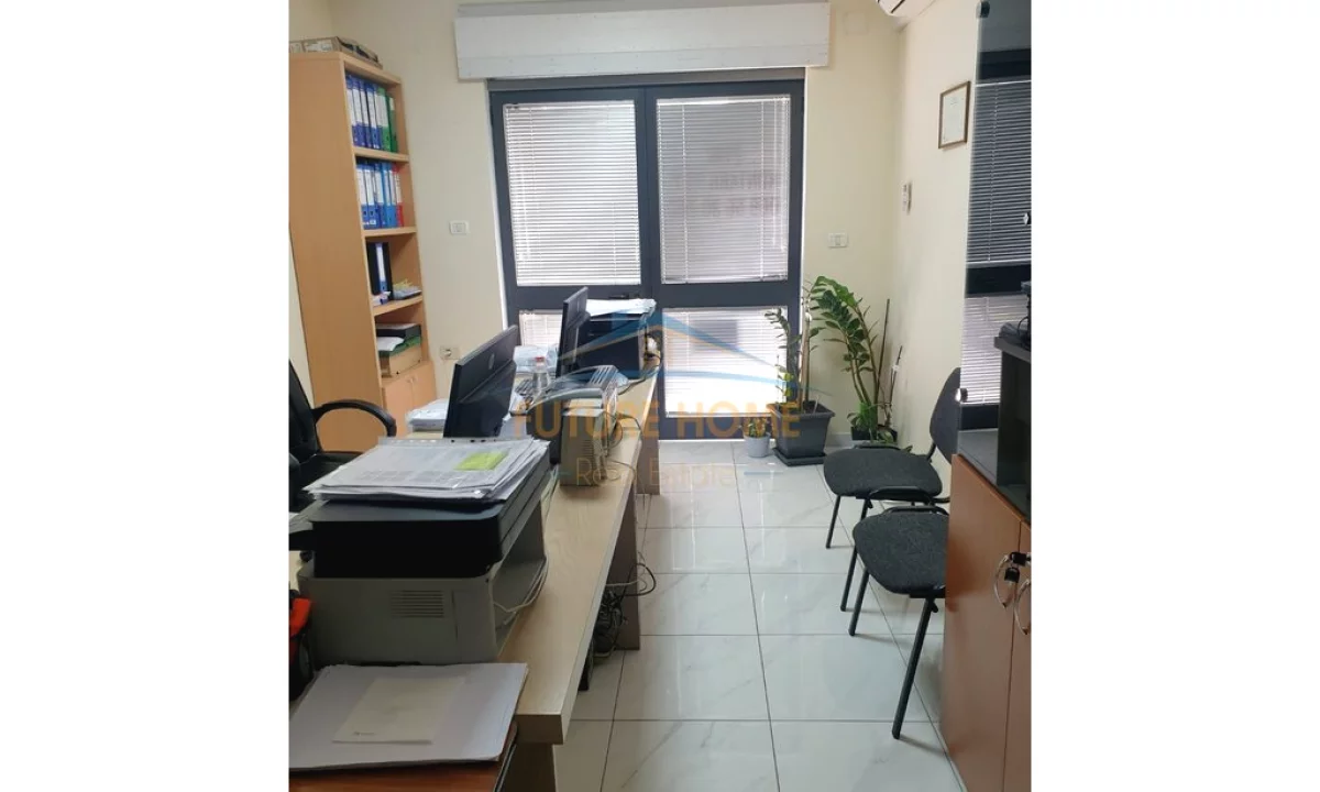 Shitet ambient komercial prane Ish Parkut te Autobusave, Rruga Ndre Mjeda