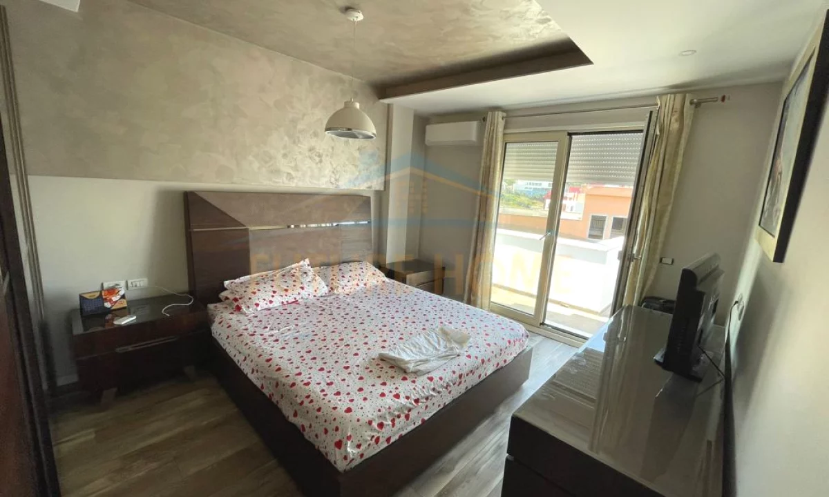 Shtepi ne shitje Penthose(kati i fundit panoramik) ne Tirane, 3+1, Mobilimi E mobiluar, Pagesa 310,000  Euro.
