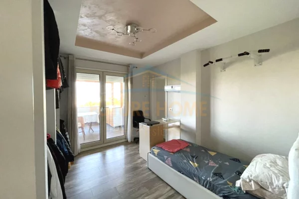 Shtepi ne shitje Penthose(kati i fundit panoramik) ne Tirane, 3+1, Mobilimi E mobiluar, Pagesa 310,000  Euro.