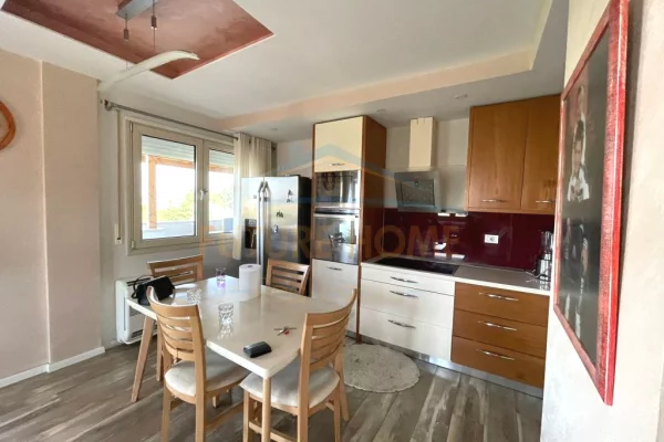 Shtepi ne shitje Penthose(kati i fundit panoramik) ne Tirane, 3+1, Mobilimi E mobiluar, Pagesa 310,000  Euro.