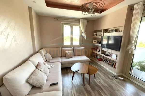 Shtepi ne shitje Penthose(kati i fundit panoramik) ne Tirane, 3+1, Mobilimi E mobiluar, Pagesa 310,000  Euro.