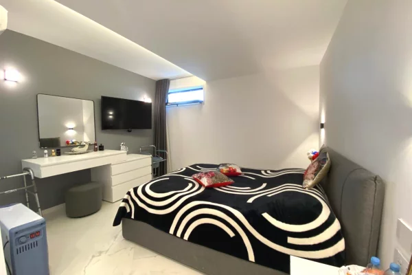 Shtepi ne shitje Apartament ne Tirane, 4+1, Mobilimi E mobiluar, Pagesa 700,000  Euro.