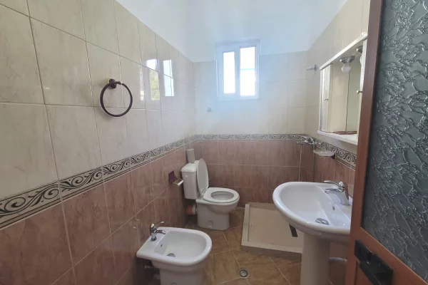 Shtepi me qera Apartament ne Tirane, 2+1, Mobilimi E mobiluar, Pagesa 65,000  Leke.