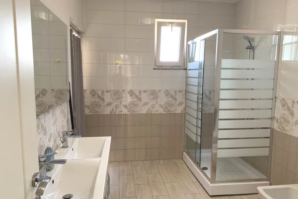 Shtepi me qera Apartament ne Tirane, 1+1, Mobilimi E mobiluar, Pagesa 70,000  Leke.