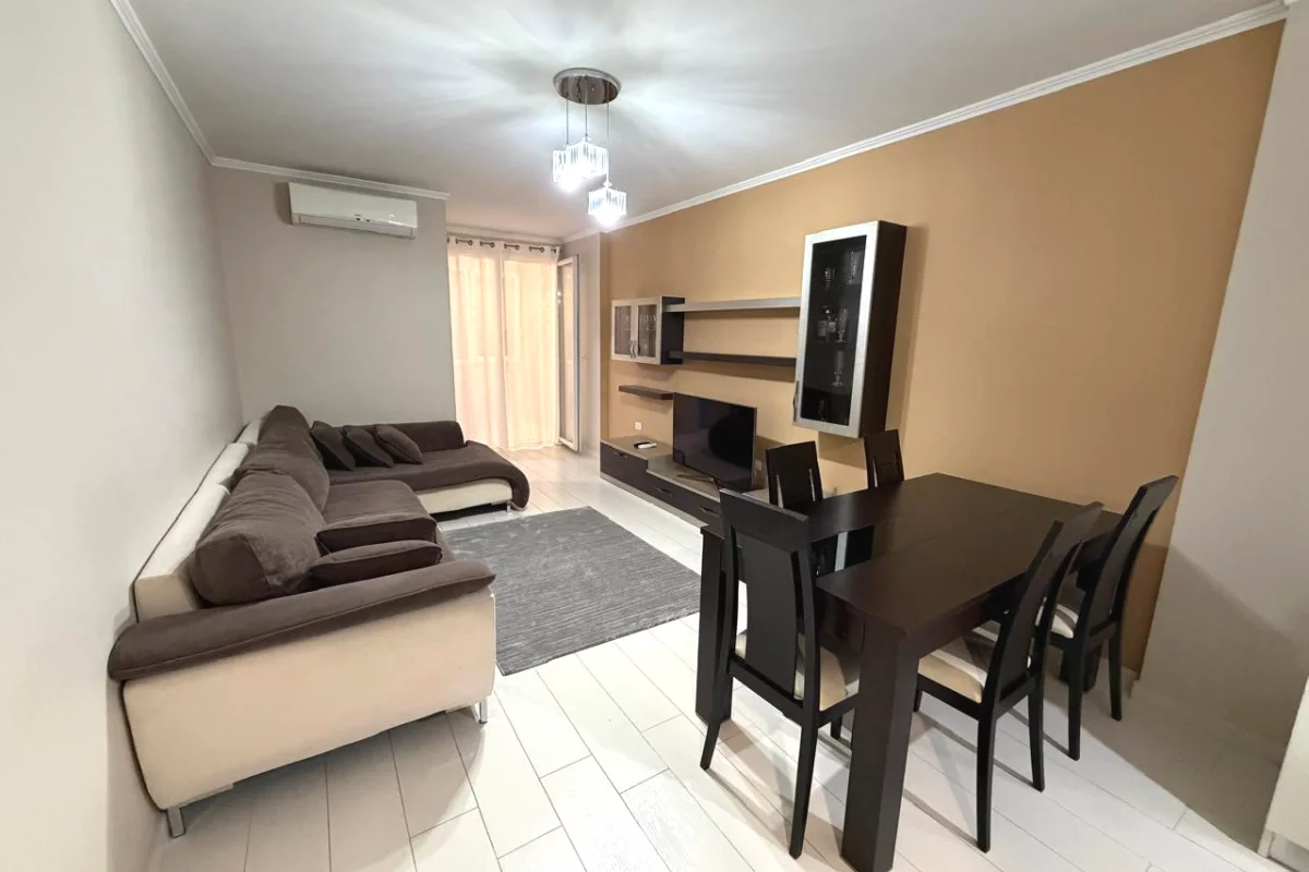 Shtepi me qera Apartament ne Tirane, 2+1, Mobilimi E mobiluar, Pagesa 1,000  Euro.