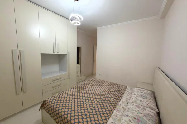 Shtepi me qera Apartament ne Tirane, 2+1, Mobilimi E mobiluar, Pagesa 1,000  Euro.