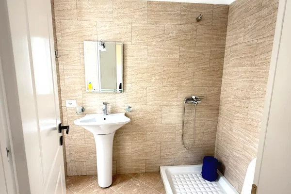 Shtepi me qera Apartament ne Tirane, 2+1, Mobilimi E mobiluar, Pagesa 60,000  Leke.