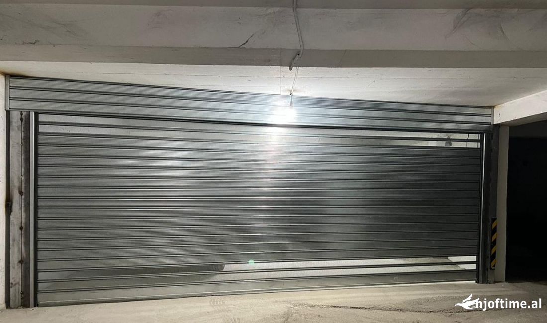 Shitet garazh per 2 makina 23.000 Euro Brryli 