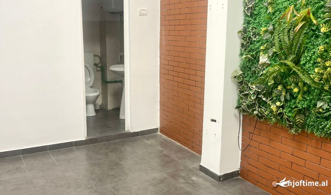 Jepet me qera ambjent biznesi 21 Dhjetori 300 Euro 