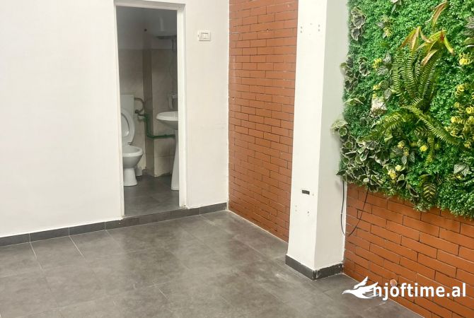 Jepet me qera ambjent biznesi 21 Dhjetori 300 Euro 