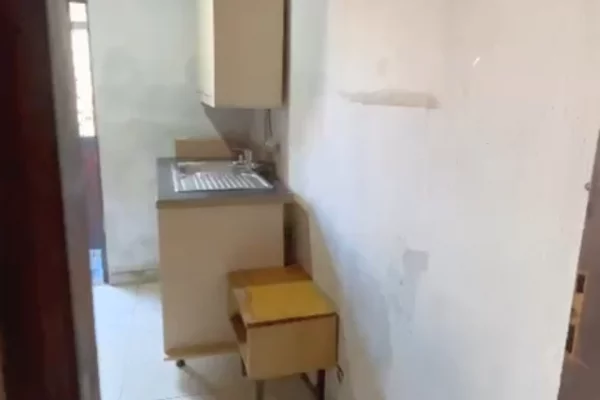 Shtepi me qera Papafingo(kati i catise) ne Tirane, 1+1, Mobilimi Pjeserisht e mobiluar, Pagesa 200  Euro.