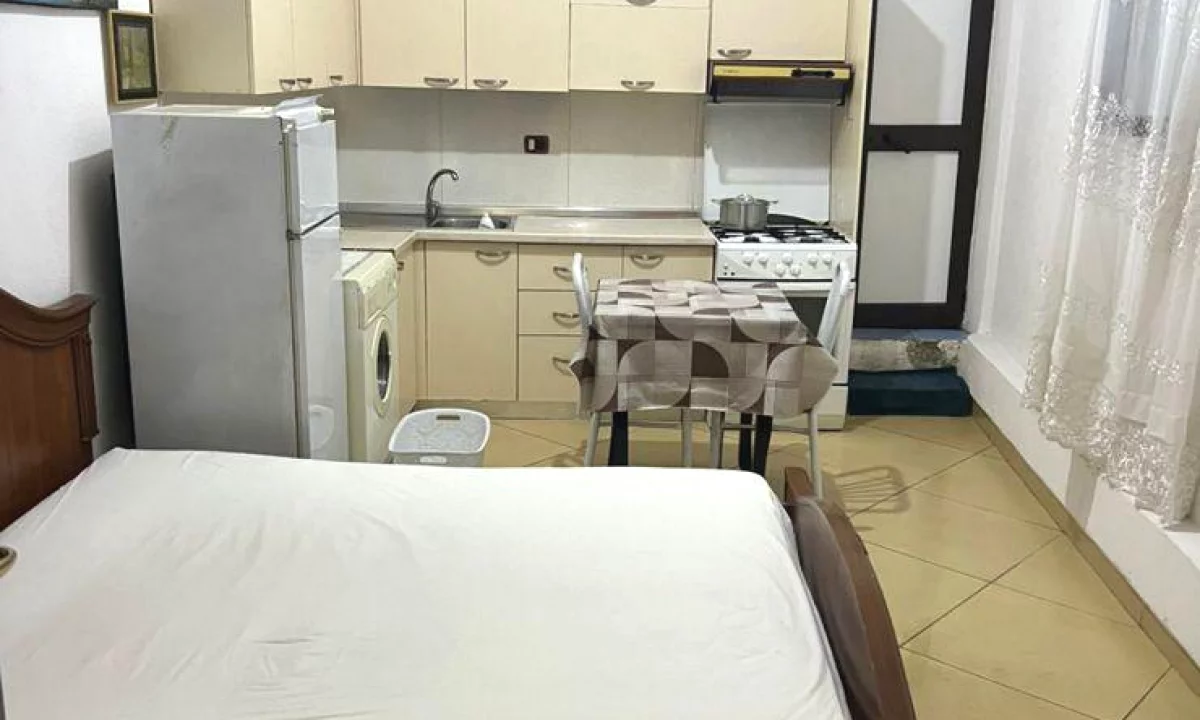 Shtepi me qera Apartament ne Tirane, Garsoniere, Mobilimi E mobiluar, Pagesa 30,000  Leke.