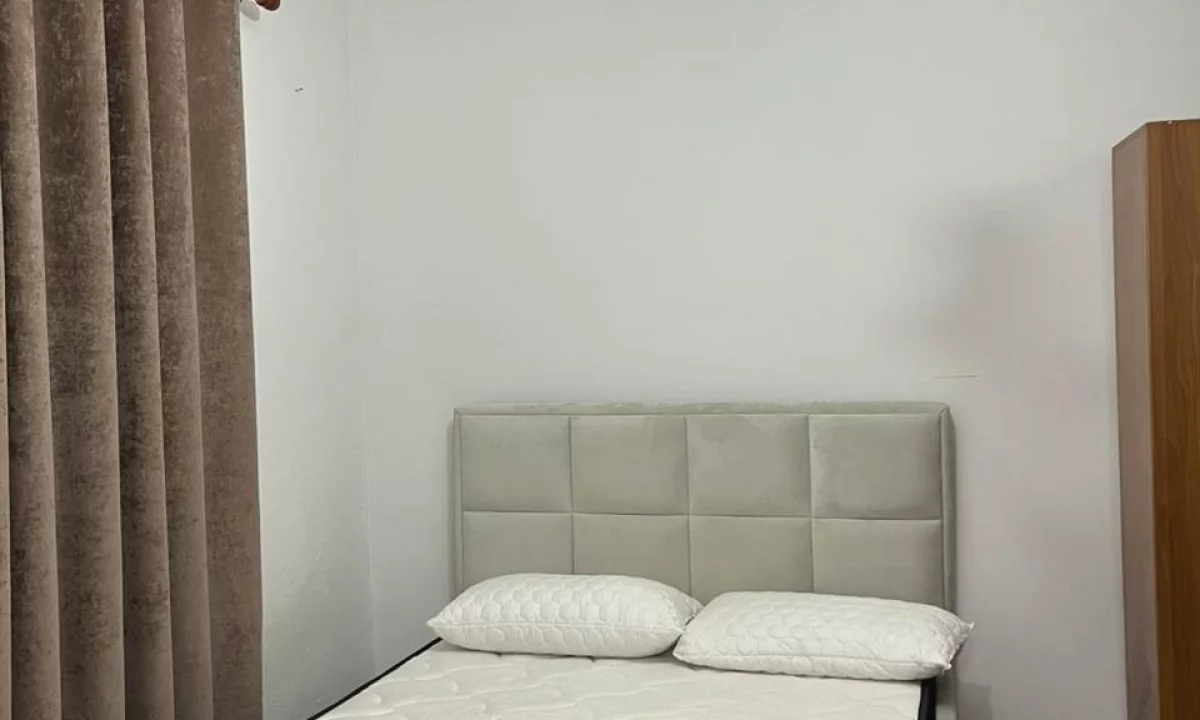 Shtepi me qera Apartament ne Tirane, Garsoniere, Mobilimi E mobiluar, Pagesa 30,000  Leke.