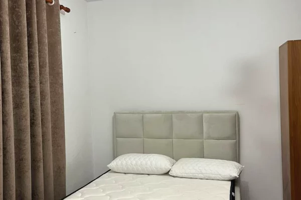 Shtepi me qera Apartament ne Tirane, Garsoniere, Mobilimi E mobiluar, Pagesa 30,000  Leke.