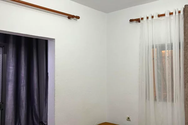 Shtepi me qera Apartament ne Tirane, Garsoniere, Mobilimi E mobiluar, Pagesa 30,000  Leke.