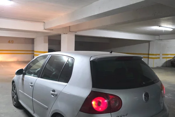 Makina ne shitje ne Tirane, Volkswagen, 2006 Diesel,Kambio Automatik Pagesa 3,800  Euro.