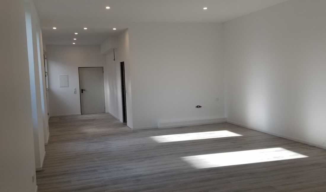 Sherbime ne Ndertim dhe Rikonstruktim ofron Punime Gipsi, Shtrim pllakash dhe parketi, Sisteme Kapote, Lyrje ambientesh etj.