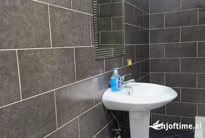 Shtepi ne shitje Apartament ne Tirane, 2+1, Mobilimi E mobiluar, Pagesa 136,500  Euro.