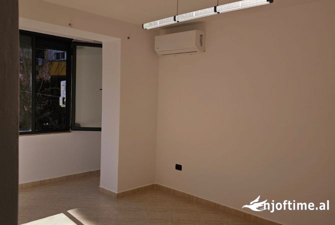 Ambiente Commerciale in Affitto 3+1 a Tirana - 50,000 Leke