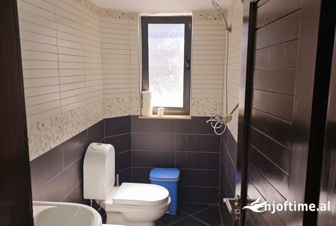 Ambiente Commerciale in Affitto 3+1 a Tirana - 50,000 Leke