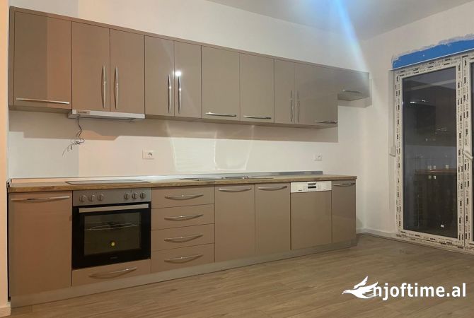 Appartamento in affitto a Tirana 3+1, Vuoto