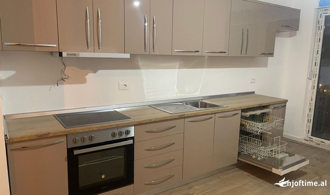 Appartamento in affitto a Tirana 3+1, Vuoto