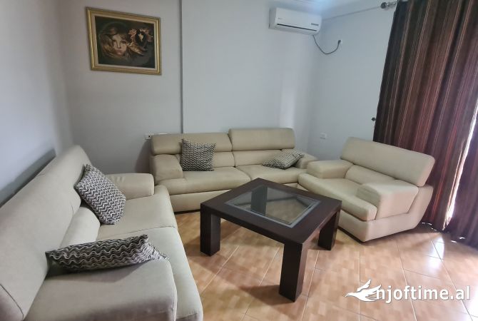 Jepet 2+1 e mobiluar,  prane Fakultetit te Mjekesise 