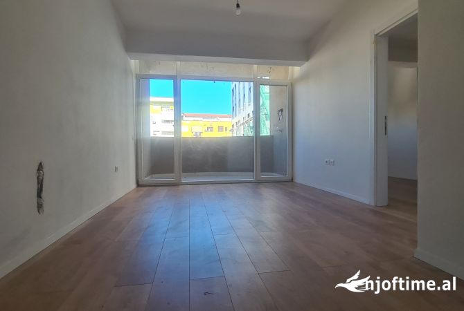 Shtepi ne shitje Apartament ne Tirane, 2+1, Mobilimi Bosh, pa mobiluar, Pagesa 173,000  Euro.