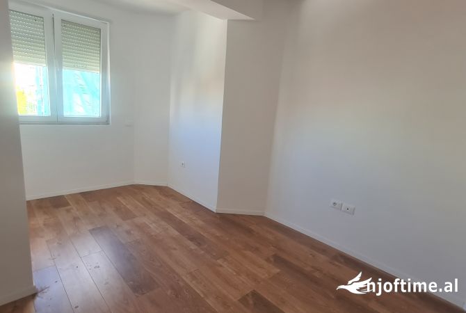 Shtepi ne shitje Apartament ne Tirane, 2+1, Mobilimi Bosh, pa mobiluar, Pagesa 173,000  Euro.