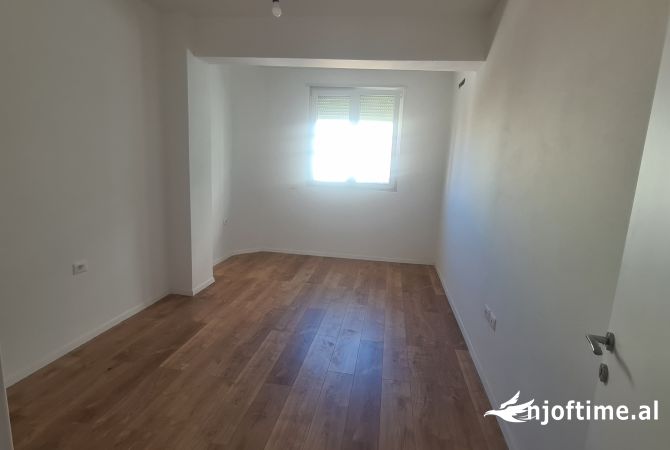 Shtepi ne shitje Apartament ne Tirane, 2+1, Mobilimi Bosh, pa mobiluar, Pagesa 173,000  Euro.