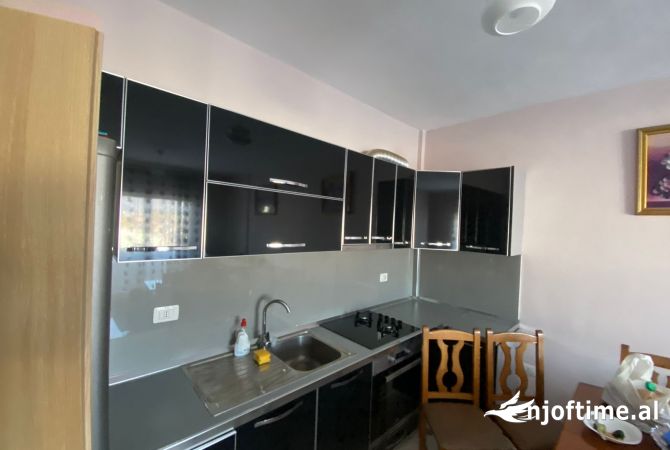 Shtepi me qera Apartament ne Tirane, 2+1, Mobilimi E mobiluar, Pagesa 450  Euro.