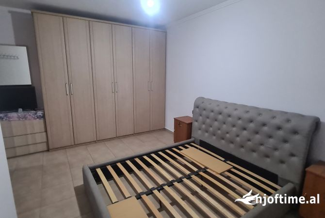 Shtepi me qera Apartament ne Tirane, 2+1, Mobilimi E mobiluar, Pagesa 35,000  Leke.