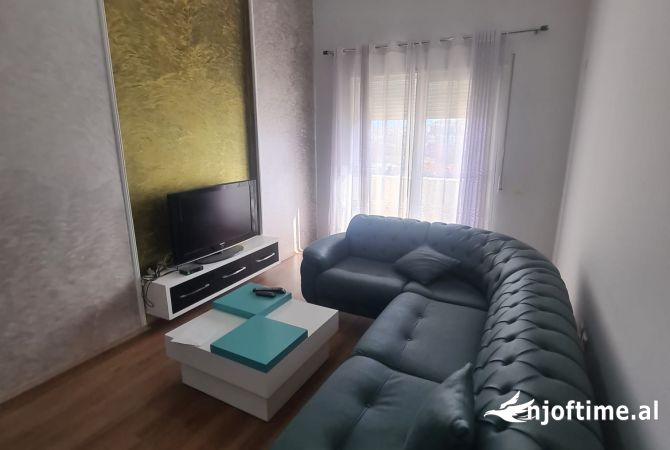 Jepet 2+1 perball Spitalit Amerikan3(e mobiluar)