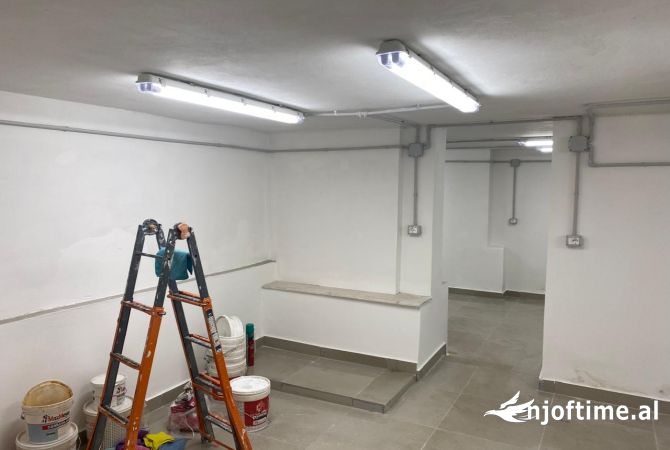 Ambiente Commerciale in Vendita 4+1 a Tirana - 200,000 Euro