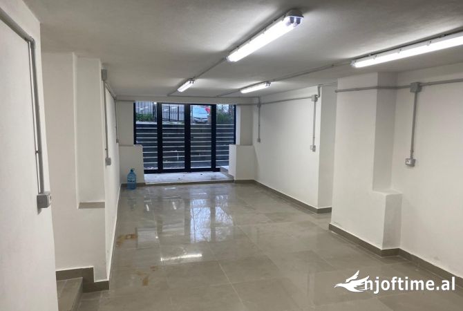 Ambiente Commerciale in Vendita 4+1 a Tirana - 200,000 Euro