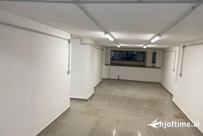 Ambiente Commerciale in Vendita 4+1 a Tirana - 200,000 Euro