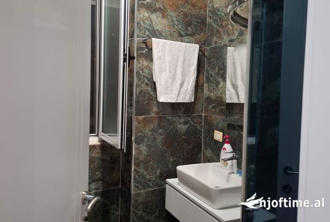 Shtepi me qera Apartament ne Tirane, 2+1, Mobilimi E mobiluar, Pagesa 42,000  Leke.