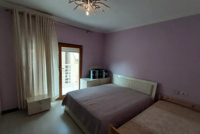 Shtepi ne shitje Apartament ne Tirane, 1+1, Mobilimi E mobiluar, Pagesa 140,000  Euro.