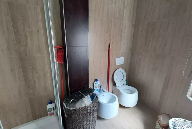 Shtepi ne shitje Apartament ne Tirane, 1+1, Mobilimi E mobiluar, Pagesa 140,000  Euro.