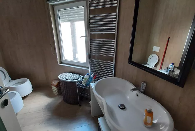 Shtepi ne shitje Apartament ne Tirane, 1+1, Mobilimi E mobiluar, Pagesa 140,000  Euro.