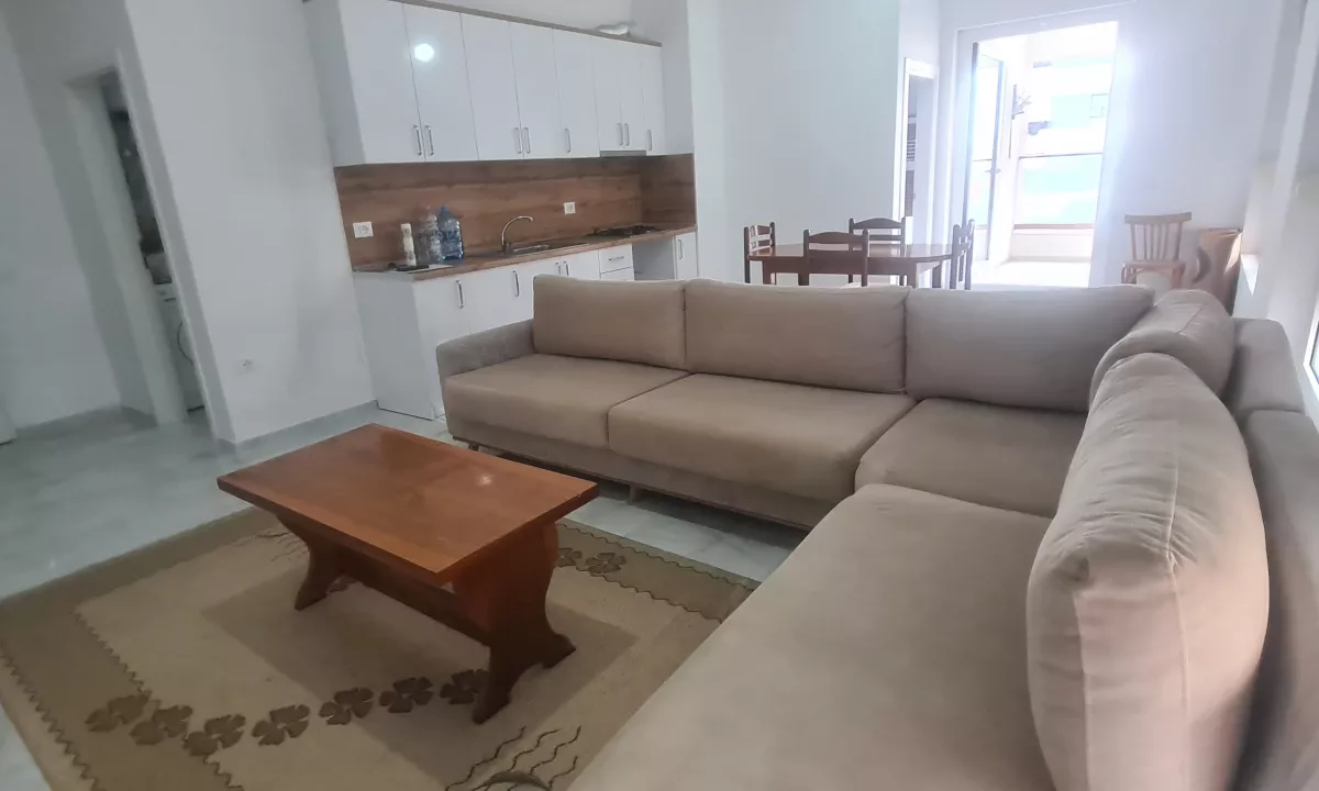 Shtepi me qera Apartament ne Tirane, 2+1, Mobilimi Pjeserisht e mobiluar, Pagesa 45,000  Leke.