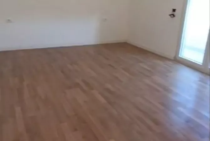 Shtepi ne shitje Apartament ne Tirane, 3+1, Mobilimi Bosh, pa mobiluar, Pagesa 250,000  Euro.