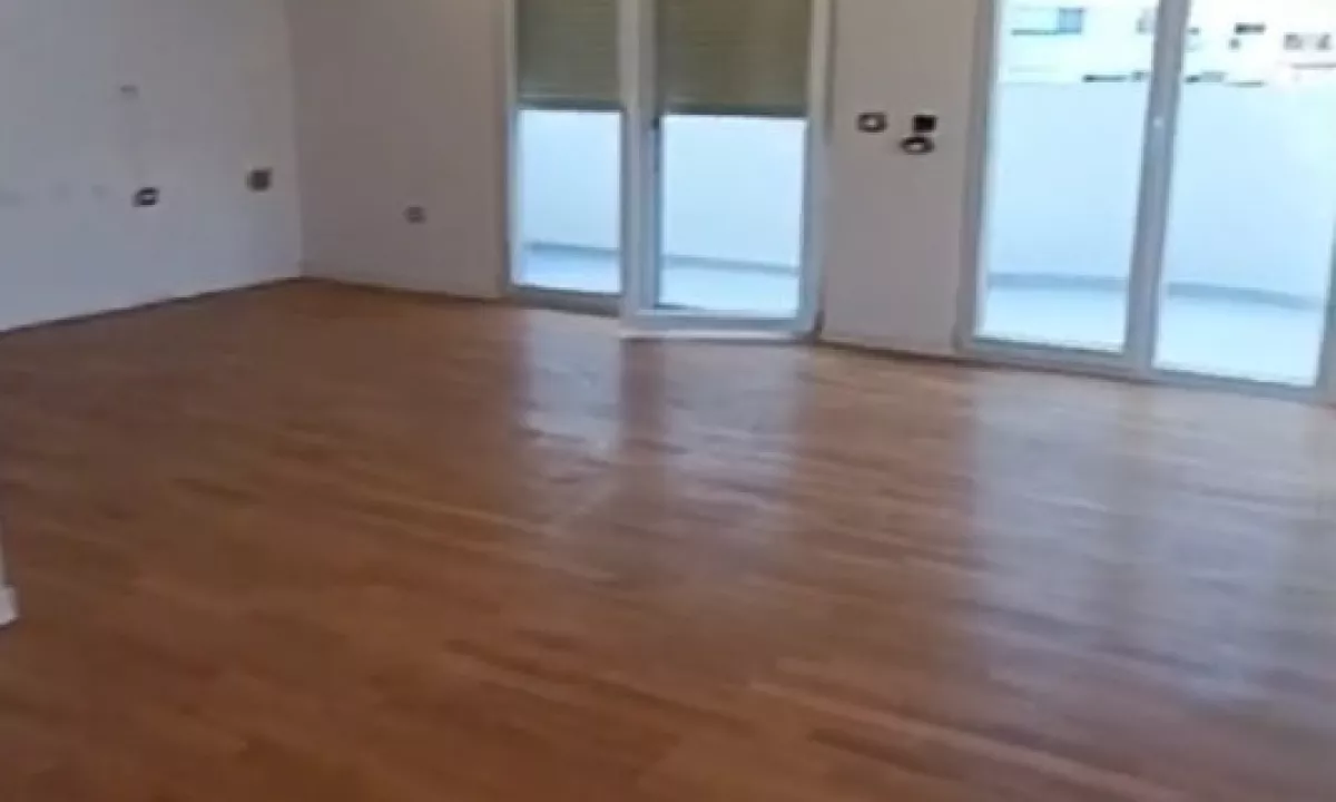 Shtepi ne shitje Apartament ne Tirane, 3+1, Mobilimi Bosh, pa mobiluar, Pagesa 250,000  Euro.