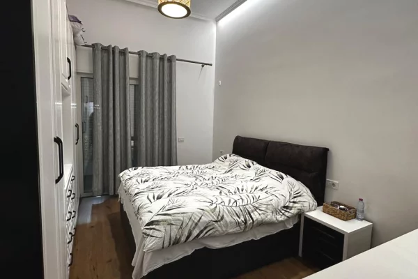 Shtepi ne shitje Apartament ne Tirane, 1+1, Mobilimi E mobiluar, Pagesa 190,000  Euro.