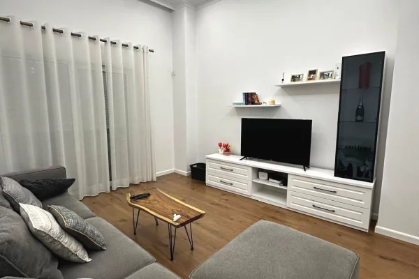 Shtepi ne shitje Apartament ne Tirane, 1+1, Mobilimi E mobiluar, Pagesa 190,000  Euro.