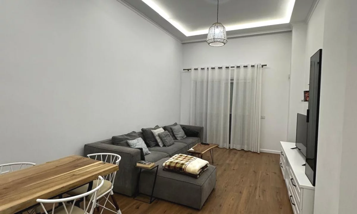 Shtepi ne shitje Apartament ne Tirane, 1+1, Mobilimi E mobiluar, Pagesa 190,000  Euro.