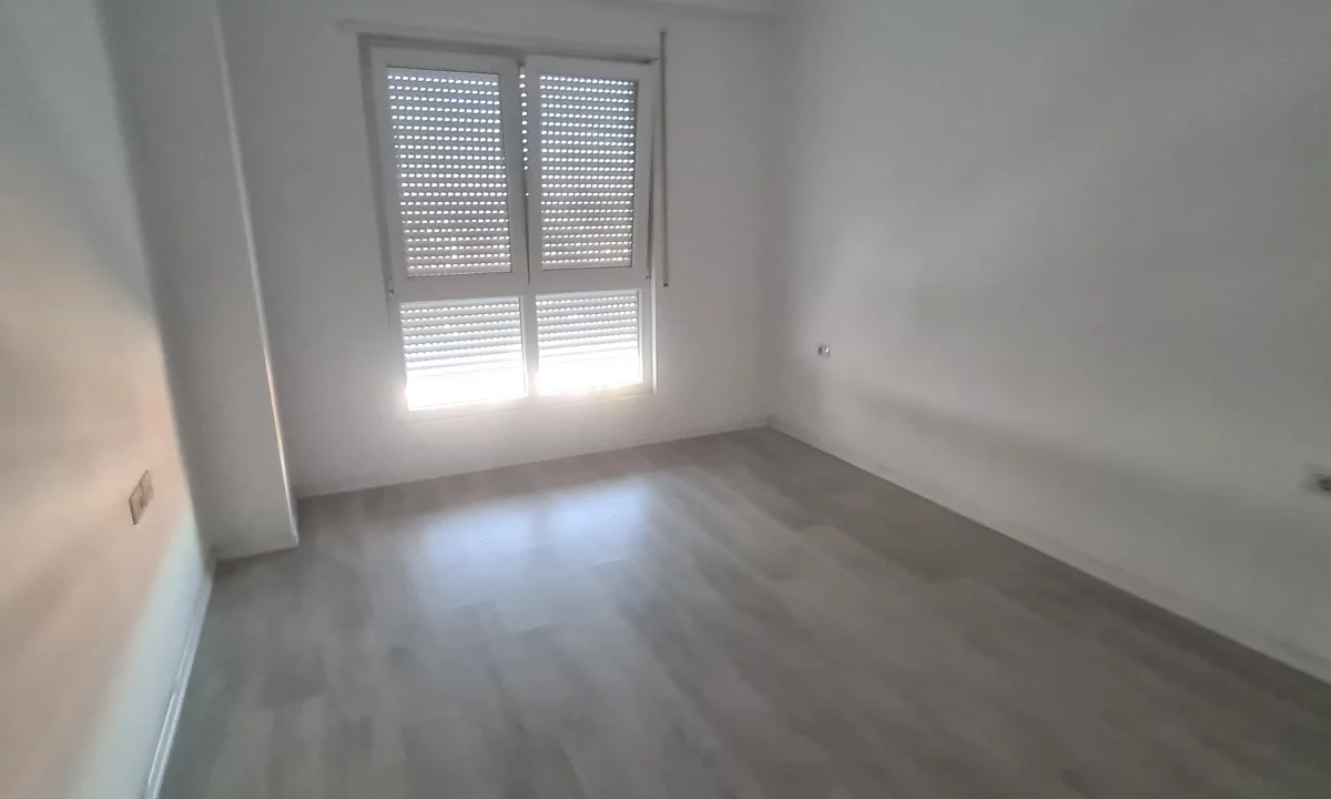 Shtepi me qera Apartament ne Tirane, 2+1, Mobilimi Bosh, pa mobiluar, Pagesa 400  Euro.
